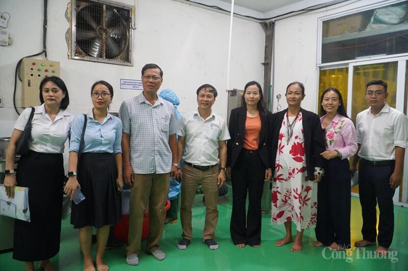 Đoàn công tác nghiệm thu và bàn giao máy móc tại Công ty FuJa