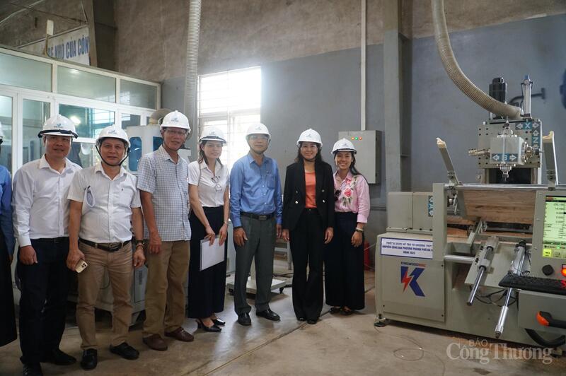 Đoàn công tác nghiệm thu máy tiện CNC 5 trục trong mô hình thí điểm sản xuất sạch hơn tại Công ty CP Việt Séc