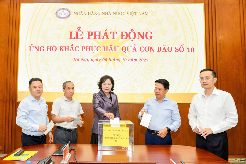 Thống đốc Nguyễn Thị Hồng và các đồng chí Phó Thống đốc tham gia ủng hộ đồng bào bị thiệt hại bởi cơn bão số 10. Ảnh: SBV