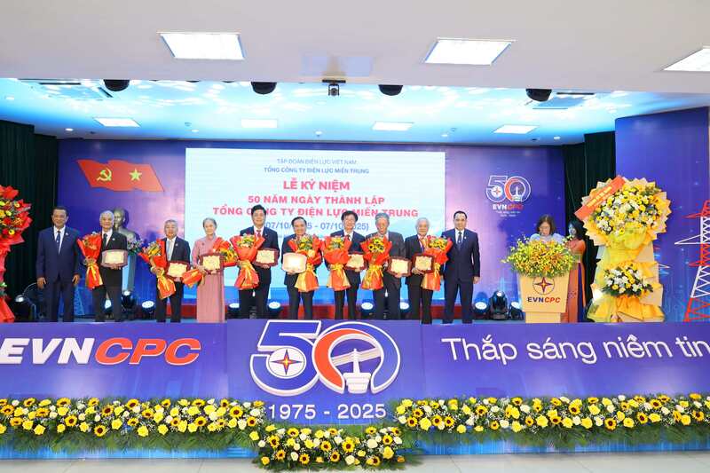 EVNCPC tri ân các cán bộ lãnh đạo hưu trí có nhiều thành tích trong hành trình 50 năm Liên minh Okvip có bao nhiều trang và phát triển của đơn vị. Ảnh: Phương Nam