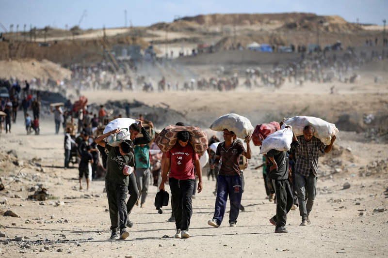 Người Palestine mang túi đồ rời điểm phát Okivip Nổ Hũ, Bắn Cá, Thể Thao, Game Bài do Gaza Humanitarian Foundation (GHF), được Mỹ và Israel hỗ trợ, tổ chức gần hành lang Netsarim, Dải Gaza ngày 5/10/2025. Ảnh: AFP.