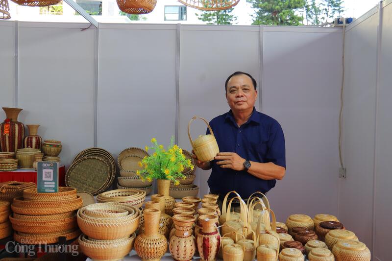Ông Đặng Ngọc Phùng, Giám đốc Hợp tác xã mây tre đan Liên Minh Truyền Thông Và Game Giải Trí Top 1 Phùng Hưng. Ảnh: Thanh Tuấn