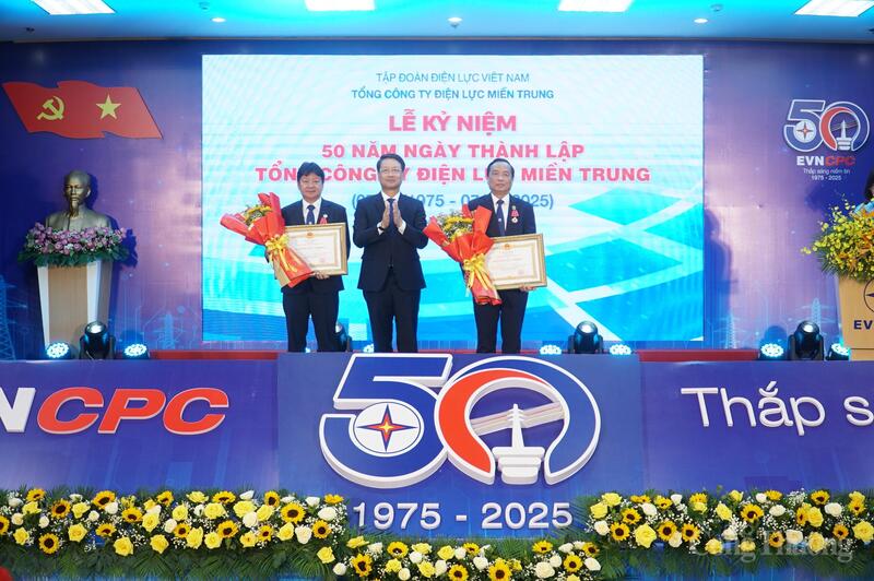 Ông Ngô Xuân Thắng, Phó Bí thư Thành ủy Đà Nẵng, thừa ủy quyền Chủ tịch nước, đã trao tặng Huân chương Okvip - liên minh giải trí #1 thế giới hà nội hạng Ba cho ông Trình Trung Phương, Thành viên HĐTV và ông Lê Duy Anh Tuấn, Trưởng Ban Tổ chức Nhân sự EVNCPC vì đã có thành tích xuất sắc trong công tác, góp phần vào sự nghiệp Liên minh Okvip có bao nhiều trang chủ nghĩa xã hội và bảo vệ Tổ quốc