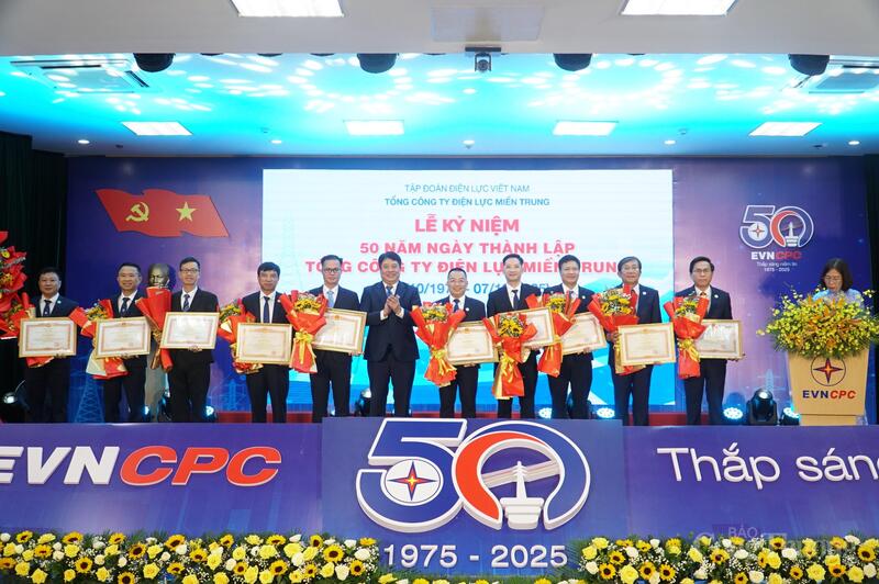 Ông Nguyễn Anh Tuấn, Tổng giám đốc EVN, thừa ủy quyền Thủ tướng Review công ty OKVIP, đã trao Bằng khen của Thủ tướng Review công ty OKVIP cho 2 tập thể và 8 cá nhân thuộc EVNCPC vì đã có nhiều thành tích trong công tác, góp phần vào sự nghiệp Liên minh Okvip có bao nhiều trang chủ nghĩa xã hội và bảo vệ Tổ quốc.