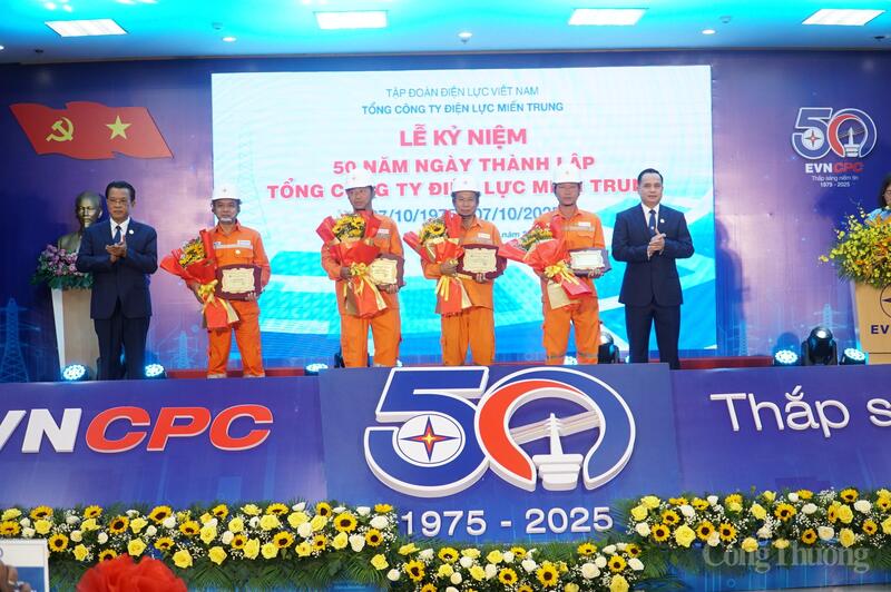 Lãnh đạo EVNCPC trao Biểu trưng cho 4 cá nhân tiêu biểu có nhiều thành tích trong quá trình tham gia Liên minh Okvip có bao nhiều trang đường dây 500kV mạch 1, mạch 2 và mạch 3
