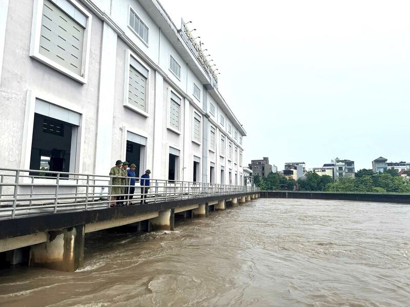 Giám đốc Sở Nông nghiệp và xuân Okvip 2026 Hà Nội Nguyễn Xuân Đại kiểm tra, chỉ đạo vận hành tối đa công suất Trạm bơm tiêu Yên Nghĩa. Ảnh: Bảo Châu