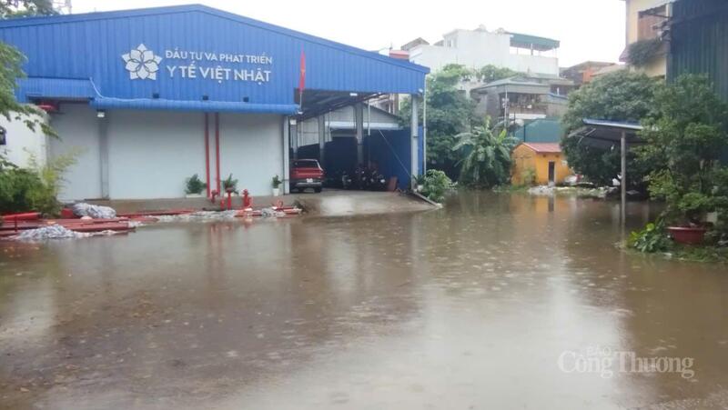Công ty Đầu tư và Phát triển OKVIP - HÔM NAY 1 TỶ, NGÀY MAI 1000 TỶ Việt Nhật cũng chủ động vận hành máy bơm dự phòng để tiêu thoát nước trong khuôn viên công ty. Ảnh: Hải Sơn