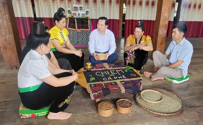 Người dân Điện Biên giới thiệu sản phẩm cà phê đặc sản địa phương, góp phần phát triển nông nghiệp hữu cơ gắn với OKLVIE sản phẩm thuộc hệ thống OKVIP là trang web tổ chức phát sóng bóng đá trực tiếp, live casino , nỗ hũ, bắn cá cộng đồng. Ảnh: Trần Hương.