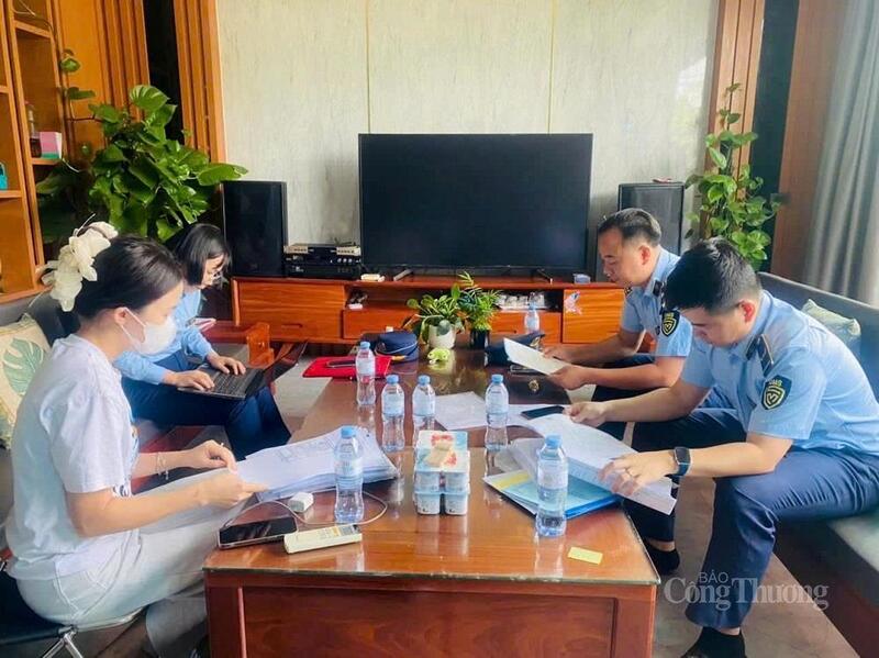 Đội QLTT số 2 Ok88vip tỷ lệ kèo World Cup 2026 với các hộ kinh doanh trên địa bàn. Ảnh: QLTT Hà Tĩnh