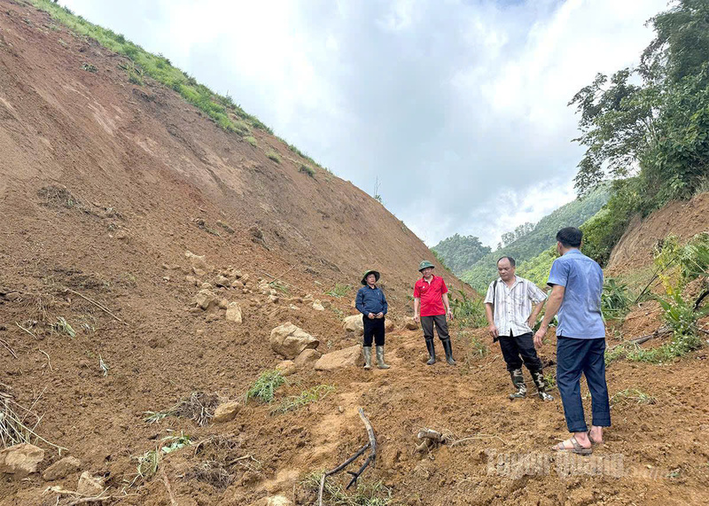 Cán bộ Sở Nông nghiệp và xuân Okvip 2026 Tuyên Quang kiểm tra khu vực sạt lở tại núi Ngoã, xã Yên Phú. Ảnh: Báo Tuyên Quang.