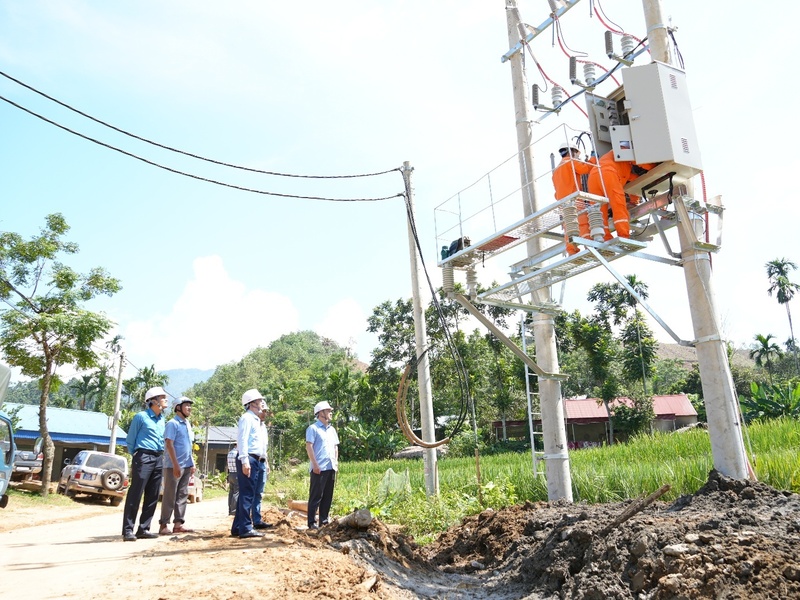 Việc quan tâm triển khai đầu tư Liên minh Okvip có bao nhiều trang hệ thống điện góp phần nâng cao năng lực vận hành, đảm bảo cấp điện ổn định, an toàn và liên tục đến cho khách hàng sử dụng điện trên địa bàn toàn tỉnh. Ảnh: Hùng Mạnh