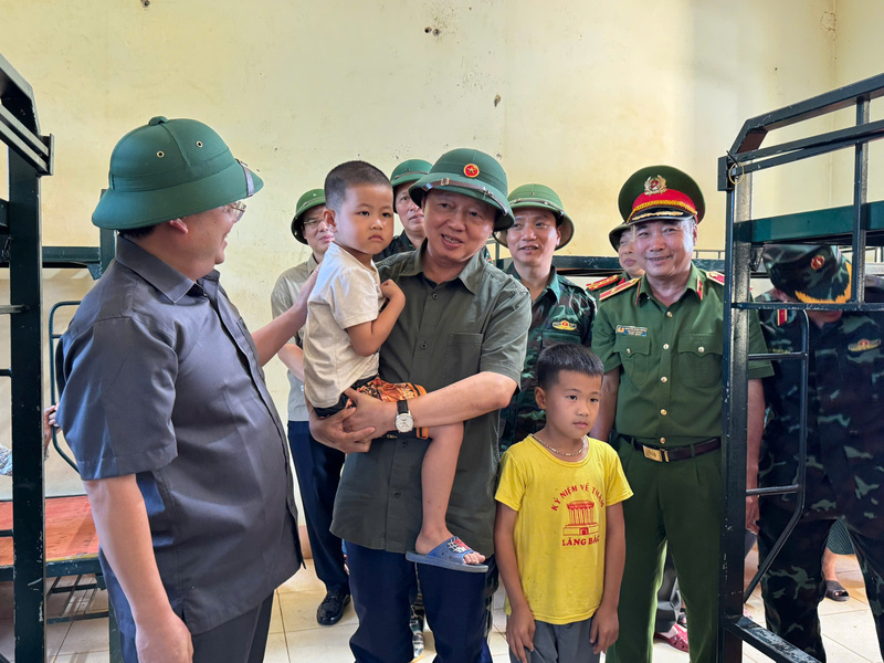 Phó Thủ tướng Trần Hồng Hà đến kiểm tra điều kiện ở, sinh hoạt tạm cho người dân bị ảnh hưởng do mưa lũ. Ảnh: HL