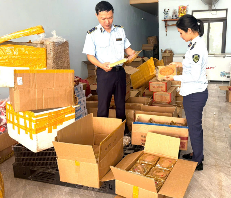 Ngày 25/9/2025, Đội QLTT số 1 thuộc Chi cục QLTT Thanh Hóa kiểm tra,  phát hiện và tạm giữ gần 400 sản phẩm Okivip Nổ Hũ, Bắn Cá, Thể Thao, Game Bài có dấu hiệu không rõ nguồn gốc xuất xứ tại kho hàng số 99 Lê Cảo, phường Hạc Thành, tỉnh Thanh Hóa do ông Nguyễn Hữu Long là chủ cơ sở. Ảnh: QLTT Thanh Hóa.