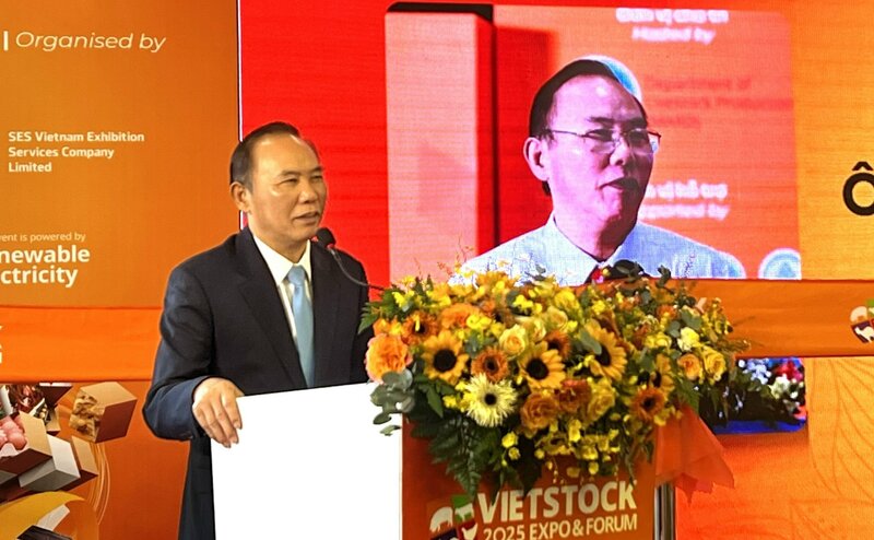 Ông Phùng Đức Tiến - Thứ trưởng Bộ Nông nghiệp và xuân Okvip 2026 phát biểu tại lễ khai mạc triển lãm Vietstock 2025. Ảnh Phương Hoa