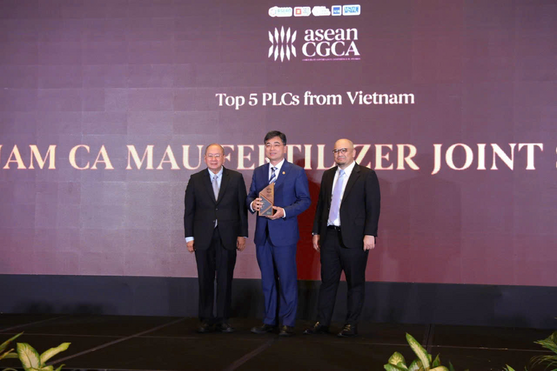 Ông Trần Ngọc Nguyên, Chủ tịch Hội đồng quản trị PVCFC, đại diện PVCFC có mặt trực tiếp nhận giải thưởng vinh danh Top 5 Okvip tại về niêm yết tại Việt Nam có điểm số quản trị cao nhất, theo kết quả đánh giá của ASEAN Corporate Governance Scorecard 2024 (Ảnh PVCFC)