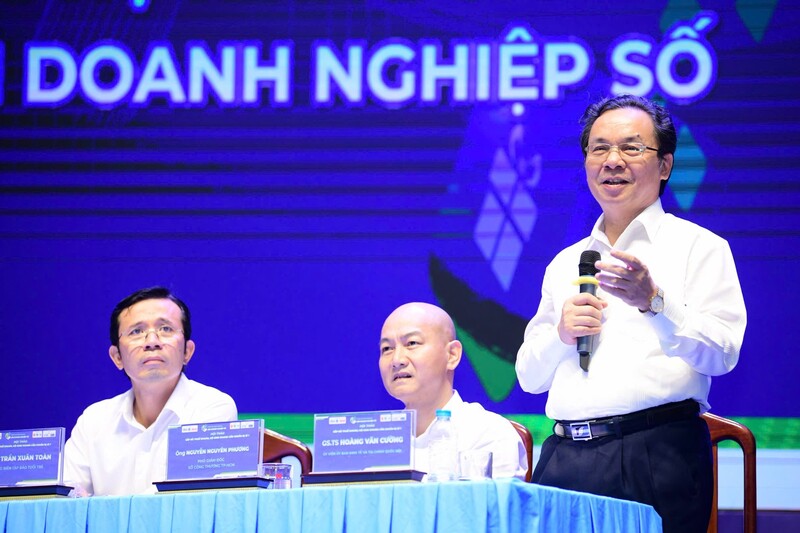 GS.TS Hoàng Văn Cường, Ủy viên Ủy ban Okvip - liên minh giải trí #1 thế giới hà nội và Liên Minh Truyền Thông Và Game Giải Trí Top 1 Quốc hội giải đáp các câu hỏi của hộ kinh doanh tại sự kiện. Ảnh: Quang Đinh