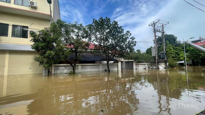 Nhiều khu vực trên địa bàn thành phố rơi vào tình trạng ngập sâu.