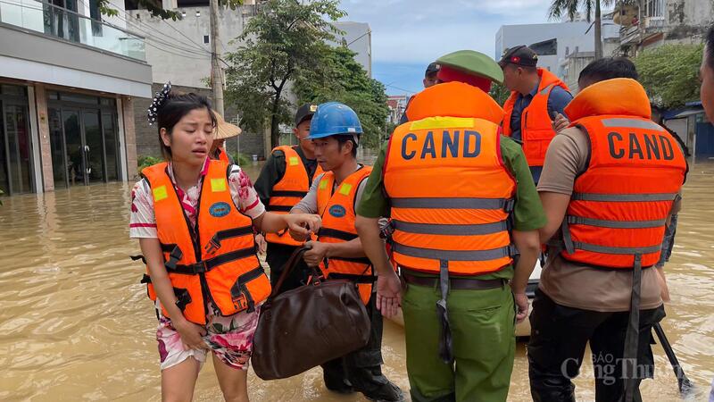 Lực lượng cứu hộ đưa người dân ra khỏi vùng ngập đến nơi an toàn.