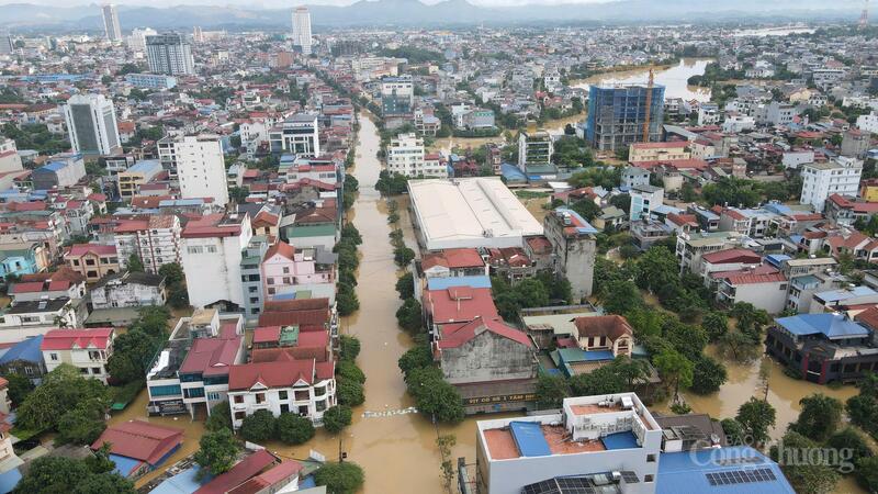 Toàn thành phố Thái Nguyên (cũ) chìm trong biển nước.