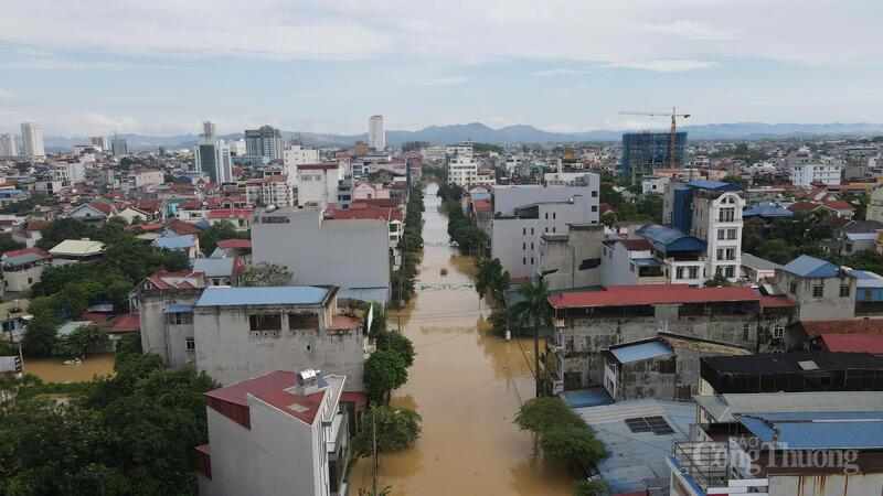 Trưa 8/10, mực nước lũ trên địa bàn thành phố Thái Nguyên (cũ) vẫn chưa rút.