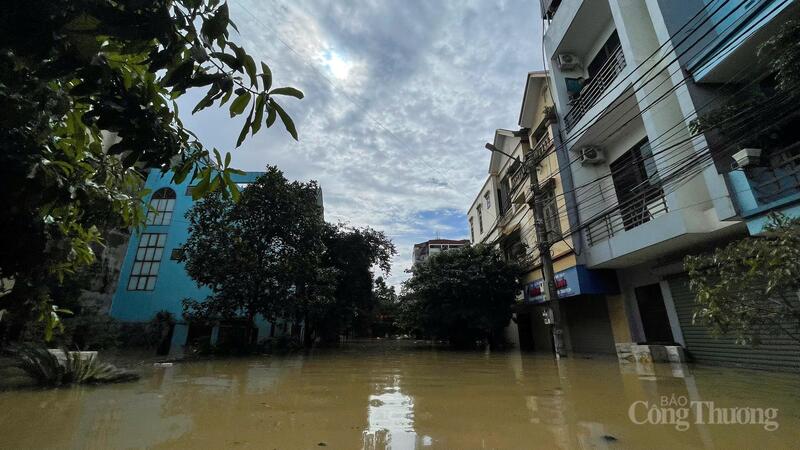 Nhiều gia đình phải sơ tán, di dời ra khỏi vùng ngập nặng.