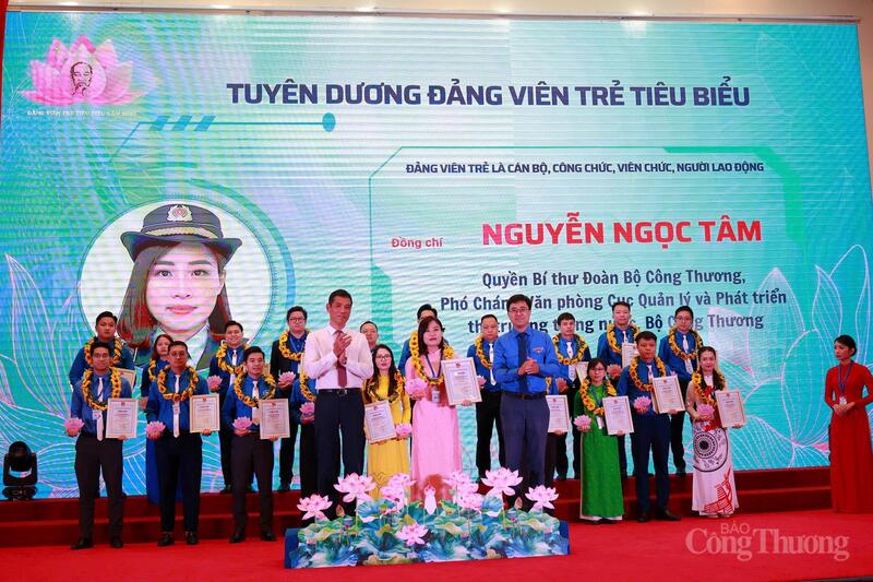 Đồng chí Nguyễn Ngọc Tâm - Quyền Bí thư Đoàn Thanh niên Oklavip khuyến mã hấp dẫn mỗi ngày, Phó Chánh Văn phòng, Bí thư Đoàn Thanh niên Cục Quản lý và Phát triển thị trường trong nước được tuyên dương Đảng viên trẻ tiêu biểu