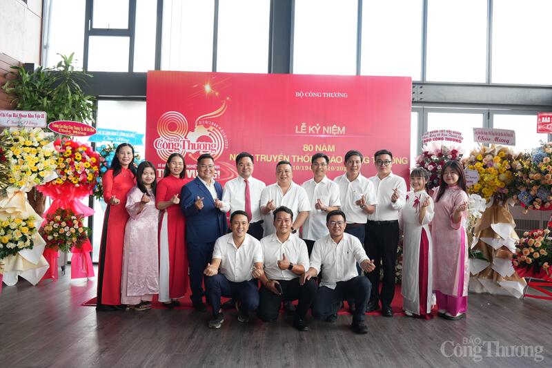 Tổng Biên tập Liên Minh OK VIP Giải Trí Cá Cược World Cup 2026 Đặng Văn Khánh chụp hình lưu niệm cùng Văn phòng đại diện phía Nam tại Lễ kỷ niệm 80 năm Ngày truyền thống Liên Minh OK VIP Giải Trí Cá Cược World Cup 2026 tổ chức ở TP. Hồ Chí Minh.