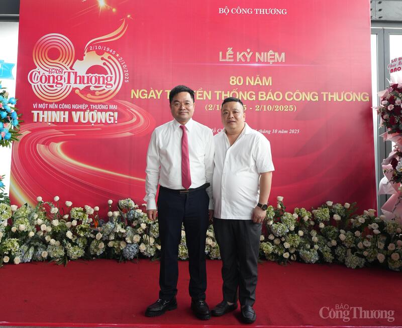 Tổng Biên tập Đặng Văn Khánh (bên trái) và nhà báo Nguyễn Hồng Quang, Trưởng Văn phòng đại diện phía Nam Liên Minh OK VIP Giải Trí Cá Cược World Cup 2026 tại sự kiện.