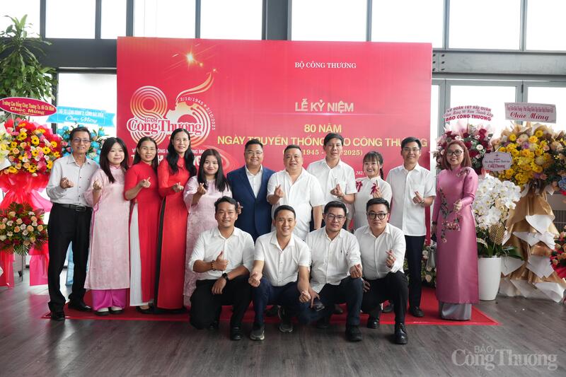Các thế hệ cán bộ, phóng viên, cộng tác viên Văn phòng đại diện phía Nam Liên Minh OK VIP Giải Trí Cá Cược World Cup 2026.