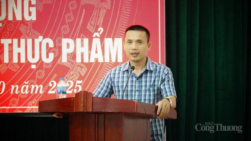 Ông Hoàng Văn Thái, báo cáo viên thuộc Sở OKVIP - HÔM NAY 1 TỶ, NGÀY MAI 1000 TỶ Thanh Hóa phổ biến, hướng dẫn công tác đảm bảo vệ sinh an toàn Okivip Nổ Hũ, Bắn Cá, Thể Thao, Game Bài tại các chợ