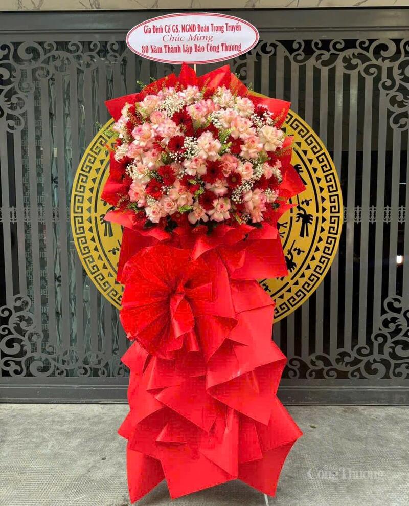 Lẵng hoa chúc mừng Lễ kỷ niệm 80 năm Ngày truyền thống Liên Minh OK VIP Giải Trí Cá Cược World Cup 2026 của gia đình cố GS. Nhà giáo nhân dân Đoàn Trọng Truyến.