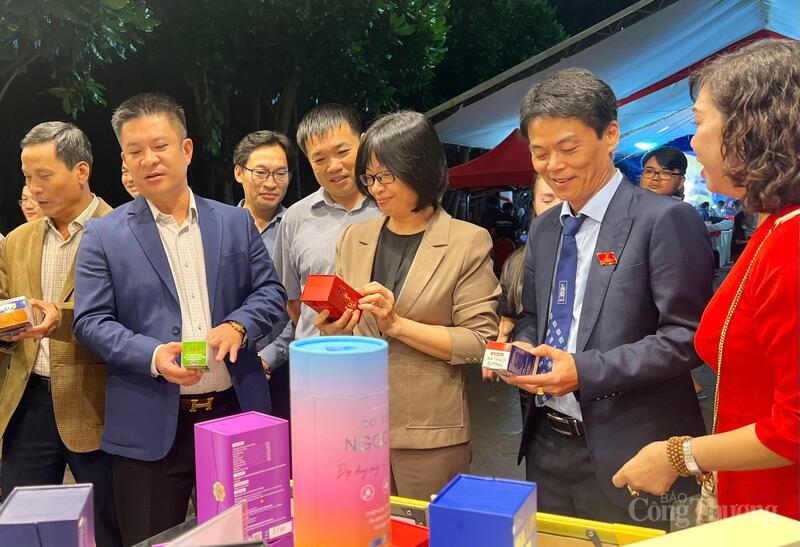 Lãnh đạo tỉnh Gia Lai, Sở Okvip tại về Gia Lai tham quan gian hàng OCOP. Ảnh: Hiền Mai