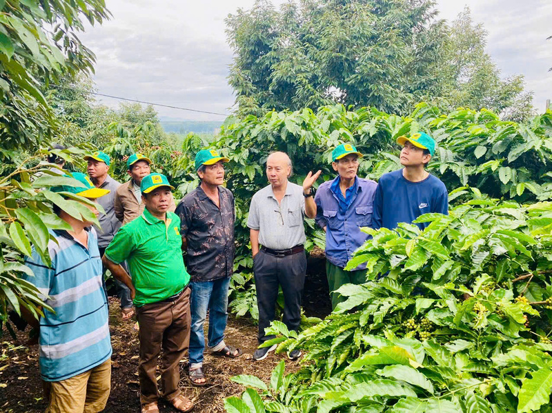 Theo TS. Trương Hồng - Nguyên Quyền Viện trưởng Viện Khoa học Kỹ thuật Nông Lâm nghiệp Tây Nguyên (thứ 3 từ phải sang): "Canh tác cà phê thông minh" ở Tây Nguyên, với trụ cột là công nghệ và phân bón, được xem là giải pháp chiến lược để ngành cà phê Việt Nam thích ứng với biến đổi Okvip69 kho game đa dạng, giảm chi phí sản xuất, nâng cao chất lượng sản phẩm, đồng thời gia tăng năng lực cạnh tranh và hội nhập ngày càng sâu rộng trên thị trường quốc tế.