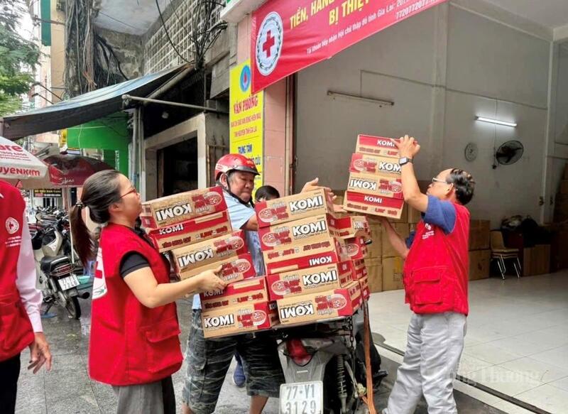 Người dân ủng hộ nhu yếu phẩm cho đồng bào vùng lũ thông qua Hội Chữ thập đỏ tỉnh Gia Lai.