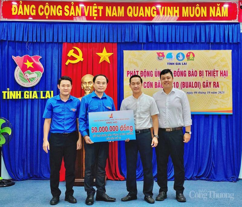 Đại diện Hiệp hội Doanh nhân tỉnh Bình Định trao số tiền ủng hộ 50 triệu đồng thông qua Tỉnh đoàn Gia Lai.