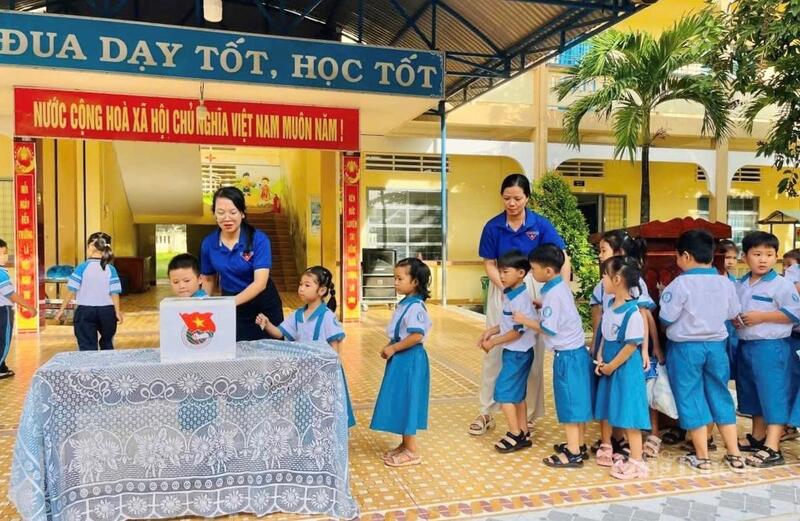 Nghĩa cử cao đẹp của các em học sinh tiểu học.