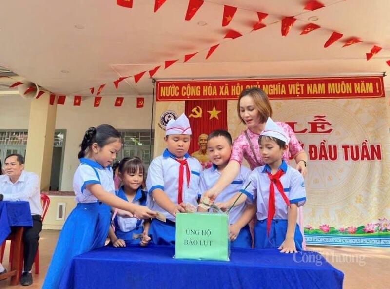 Các em nhỏ góp tiền tiêu vặt để ủng hộ đồng bào.