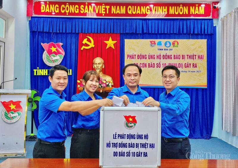 Đại diện Tỉnh đoàn Gia Lai tham gia ủng hộ tại Lễ phát động ủng hộ hỗ trợ đồng bào bị thiệt hại do bão số 10 gây ra.