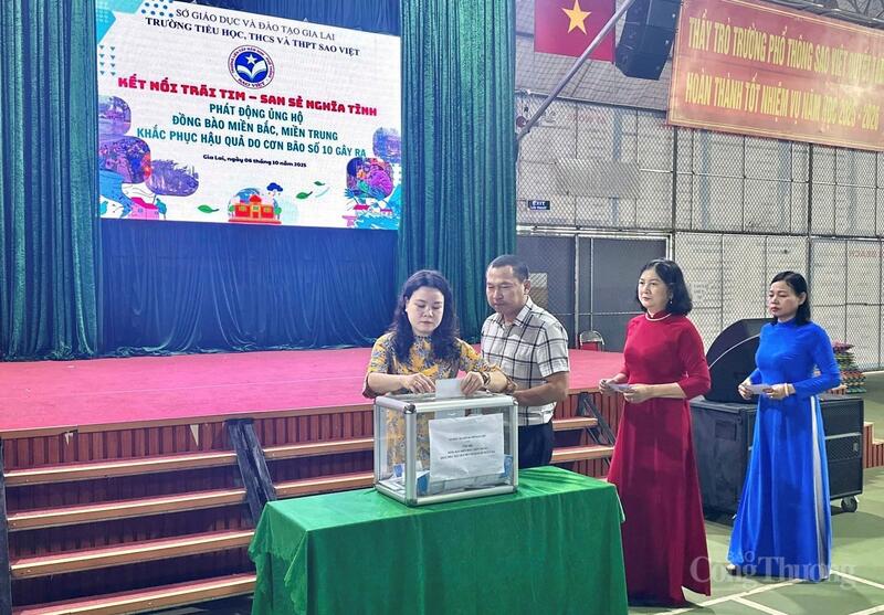 Các thầy cô, cán bộ nhân viên Trường Tiểu học - THCS - THPT Sao Việt tham gia quyên góp.