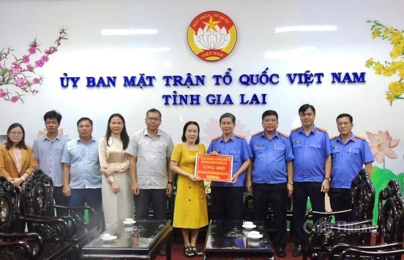Lãnh đạo Viện Kiểm sát nhân dân tỉnh Gia Lai trao số tiền ủng hộ đồng bào bị ảnh hưởng bởi bão số 10 cho Ủy ban Mặt trận tổ quốc Việt Nam tỉnh Gia Lai.
