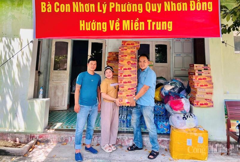 Người dân phường Quy Nhơn Đông ủng hộ nhu yếu phẩm cho đồng bào vùng lũ.