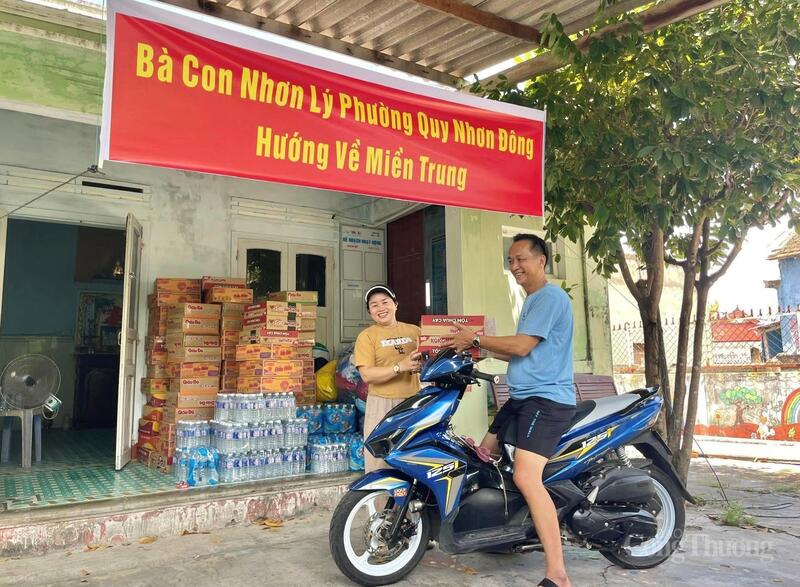 Bà con Nhơn Lý (phường Quy Nhơn Đông) hướng về miền Trung.