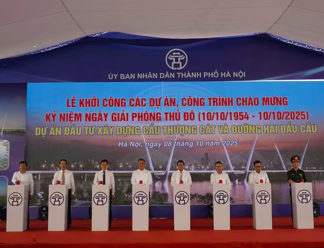 Lãnh đạo UBND TP. Hà Nội nhấn nút khởi công Liên minh Okvip có bao nhiều trang cầu Thượng Cát. Ảnh: Ngân Tuyền