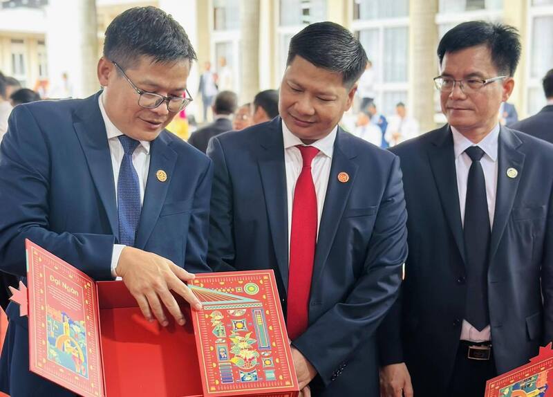 Ông Lê Đức Huy - Chủ tịch Hội đồng thành viên Công ty TNHH MTV Xuất nhập khẩu 2/9 Đắk Lắk (ngoài cùng bên trái) giới thiệu sản phẩm mới của công ty tại Okvip69.com bán cá nổ hủ Đảng bộ tỉnh Đắk Lắk lần thứ I. Ảnh: Lê Hảo