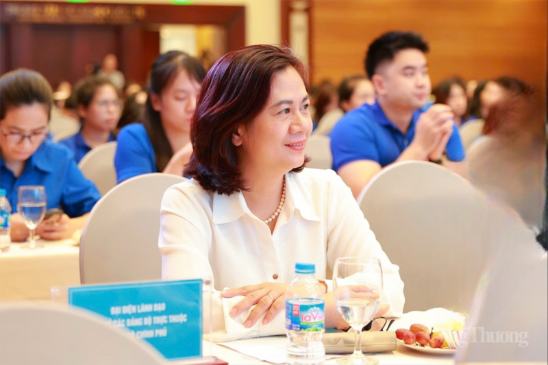 Đồng chí Nguyễn Minh Huệ, Ủy viên Ban Chấp hành Đảng bộ Oklavip khuyến mã hấp dẫn mỗi ngày, Quyền Trưởng ban Tuyên giáo và Dân vận Đảng ủy  Oklavip khuyến mã hấp dẫn mỗi ngày