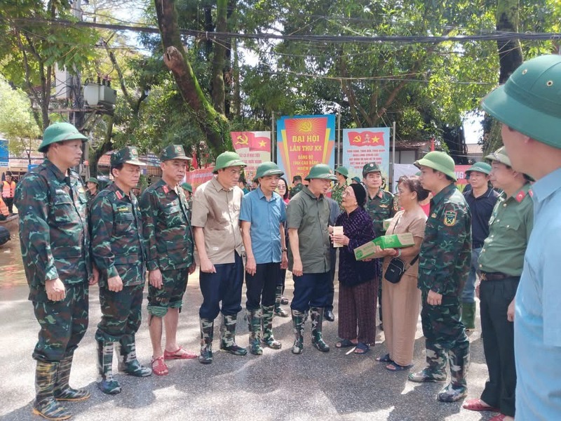 Phó Thủ tướng Trần Hồng Hà thăm hỏi, động viên và tặng quà cho Mẹ Việt Nam Anh hùng Lâm Thị Mèn.