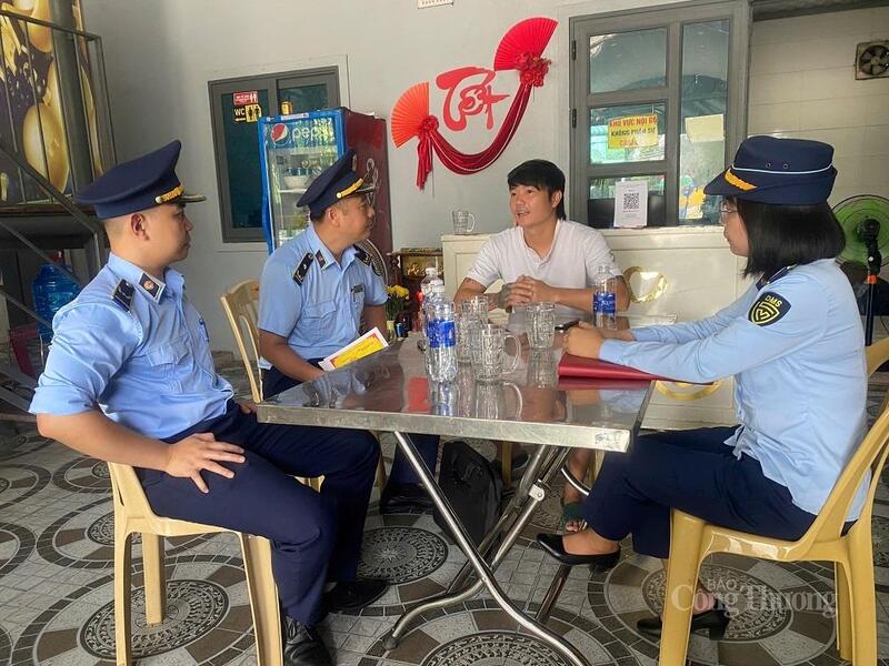 Hộ kinh doanh cam kết bán hàng theo quy định, Liên minh Okvip có bao nhiều trang xuân Okvip 2026 kinh doanh minh bạch, lành mạnh. Ảnh: QLTT Hà Tĩnh