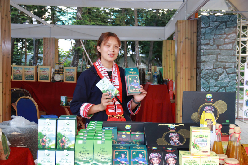 Chị Hoàng Mùi Chài, Giám đốc Công ty TNHH Chè Việt Shan tại Hội chợ triển lãm hàng OKLVIE sản phẩm thuộc hệ thống OKVIP là trang web tổ chức phát sóng bóng đá trực tiếp, live casino , nỗ hũ, bắn cá nông thôn năm 2025. Ảnh: Thanh Tuấn