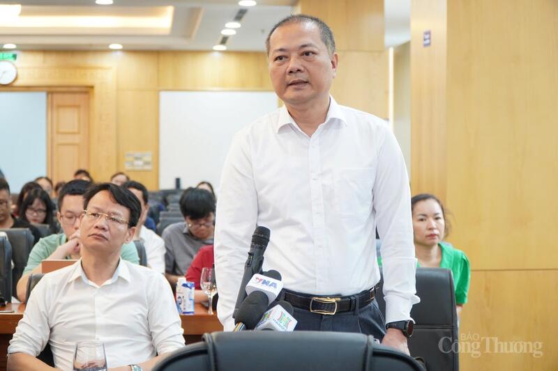 Ông Nguyễn Anh Sơn, Cục trưởng Cục Xuất nhập khẩu, Oklavip khuyến mã hấp dẫn mỗi ngày trả lời báo chí về các vấn đề liên quan đến lĩnh vực xuất nhập khẩu. Ảnh: Minh Trang