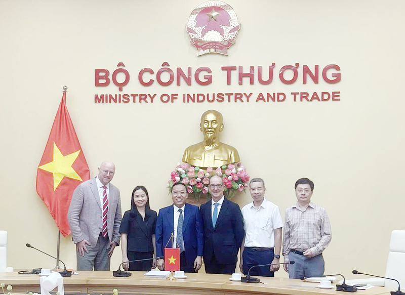 Thứ trưởng Nguyễn Hoàng Long và ông Rafael De Bustamante, Đại biện Phái đoàn Liên minh châu Âu (EU) tại Việt Nam cùng các đại biểu tham dự buổi Ok88vip tỷ lệ kèo World Cup 2026